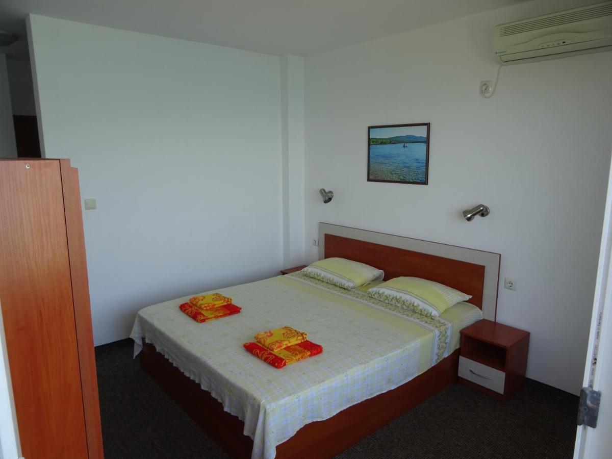 Dobrevi Guest House Primorsko Bagian luar foto