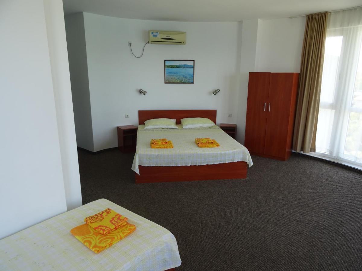 Dobrevi Guest House Primorsko Bagian luar foto